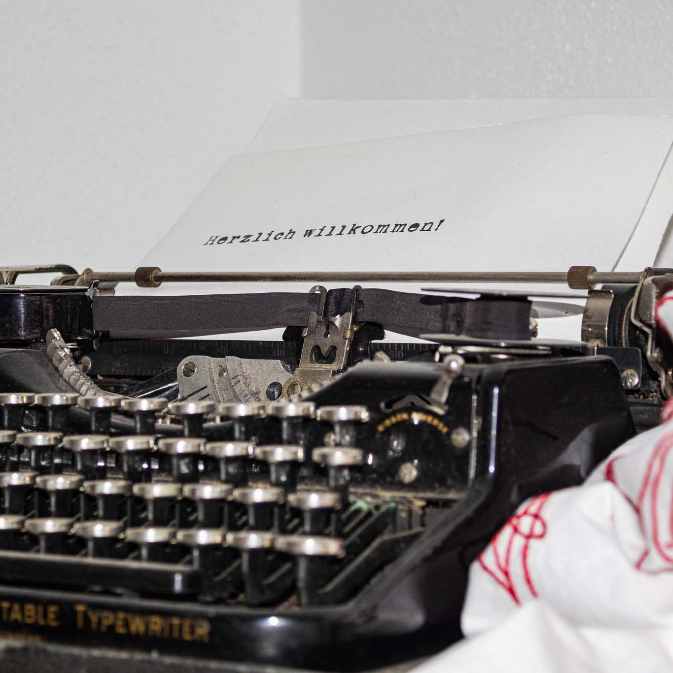Schreibmaschine mit den Worten 'Herzlich Willkommen'